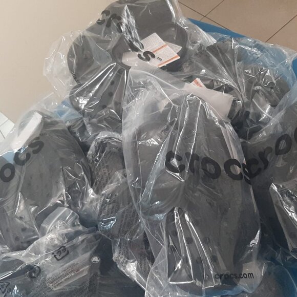 Crocs Classic Clog Unisex Slip Shoe - Ultra Light Water-Friendly Sandals - Black - Picture 9 of 9